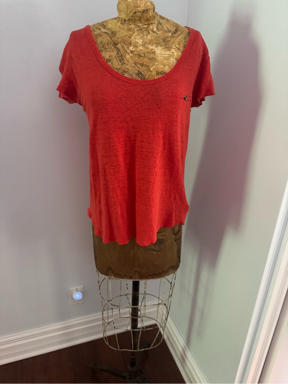 le château orange Scoop Neck Short Sleeve Tee